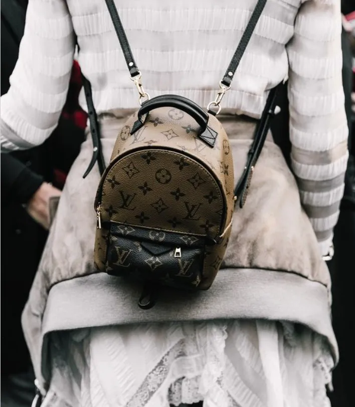 Мини рюкзак от Louis Vuitton с логотипом