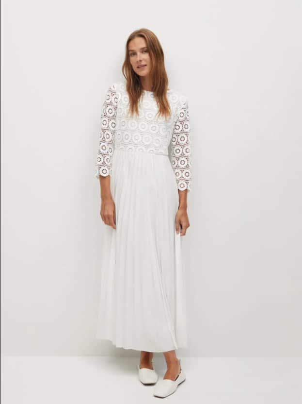 Модель в белом платье с плиссированной юбкой от Mango