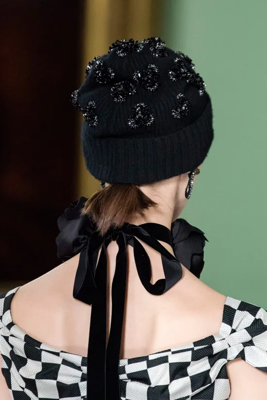 Модель в черной вязаной шапке от Erdem