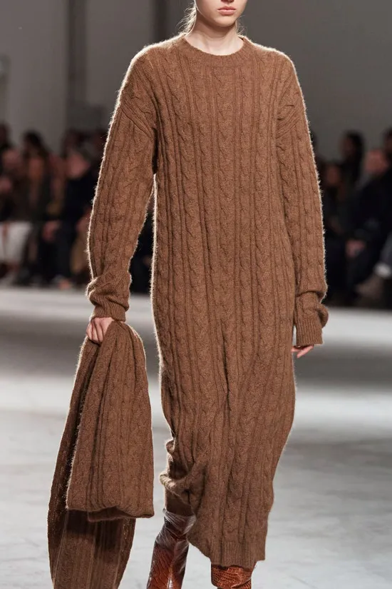 Модель в коричневом вязаном платье с длинными рукавами