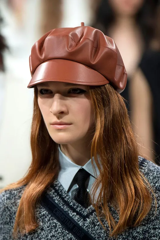 Модель в коричневой кепке от Dior
