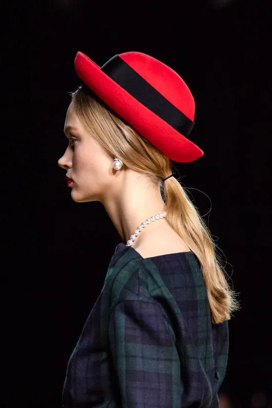 Модель в красной шляпке с черной полосой от Marc Jacobs