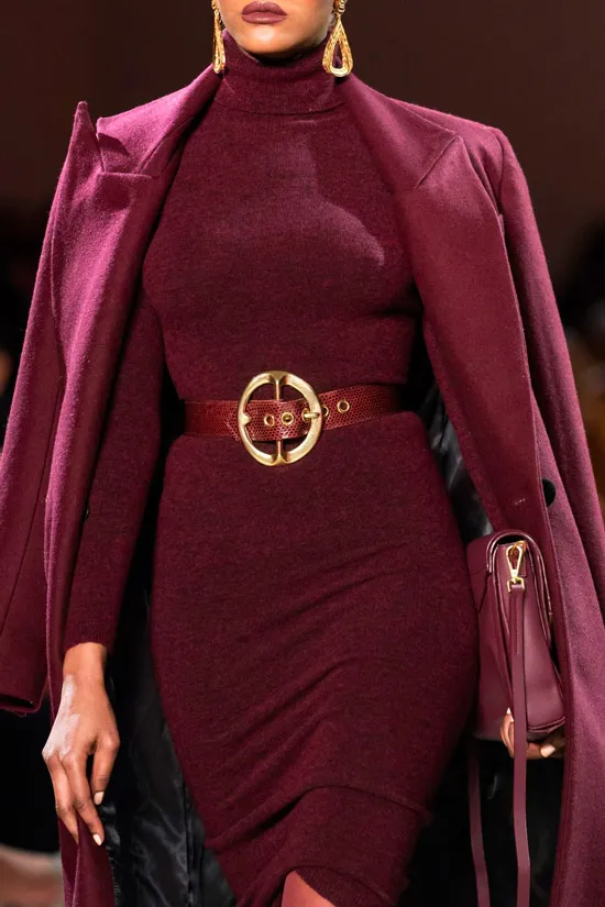 Модель в облегающем платье с ремнем и бордовое пальто в тон