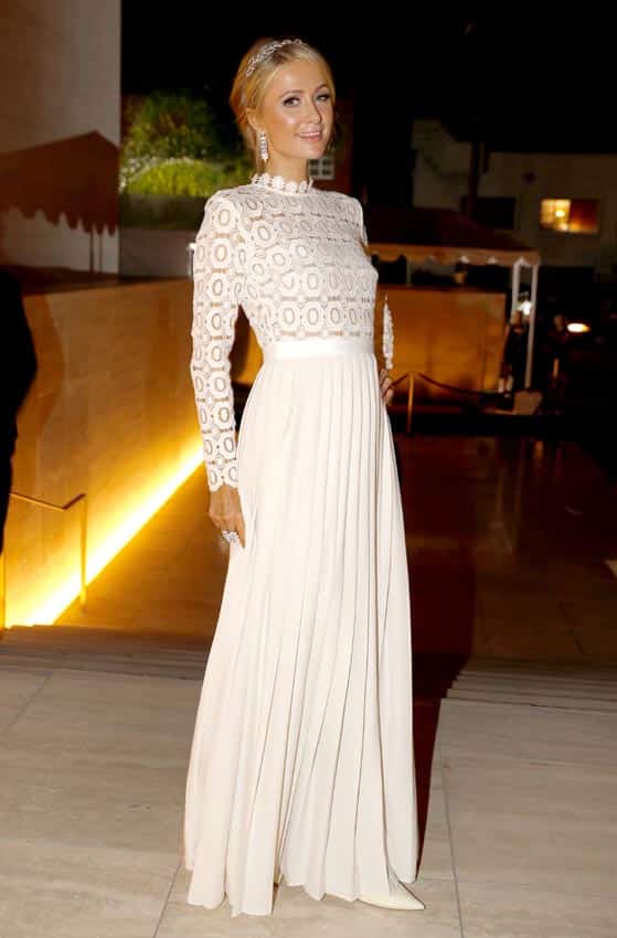 Пэрис Хилтон в длинном белом платье