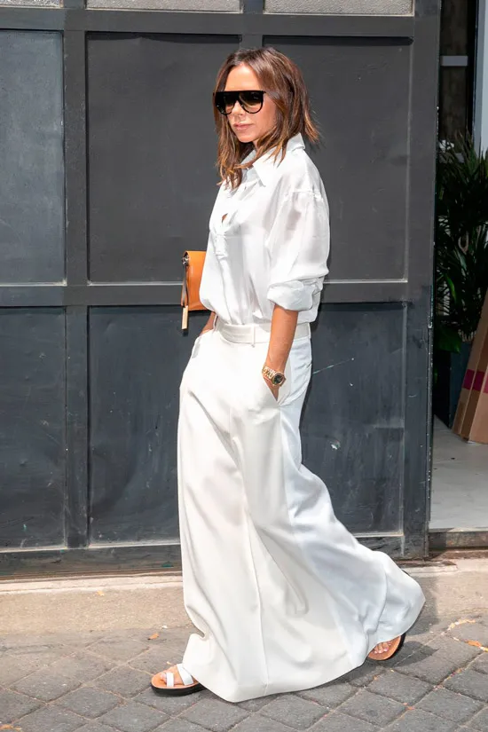 Виктория Бекхэм в белой рубашке, длинная юбка и сандалии
