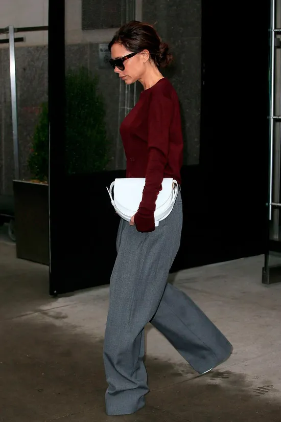 Виктория Бекхэм в серых свободных брюках и бордовый свитшот