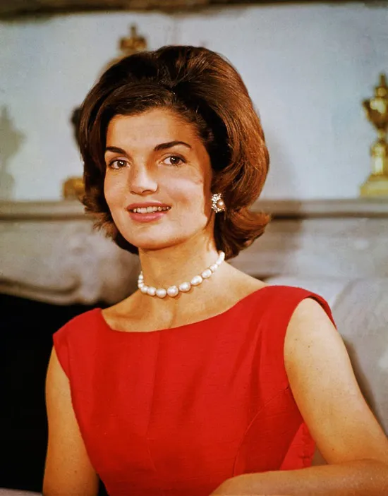 Жаклин Кеннеди в красном платье футляр без рукавов