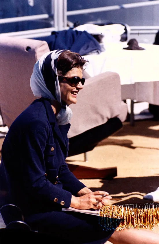 Жаклин Кеннеди в платке и солнцезащитных очках