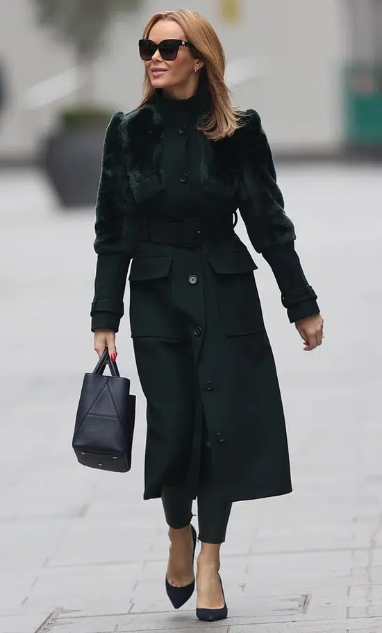 Аманда Холден в пальто и кожаных брюках