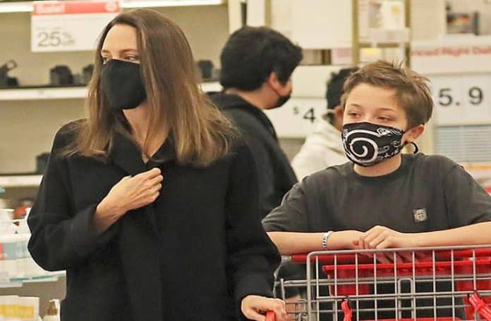 Анджелина Джоли посетила продуктовый магазин в Лос-Анджелесе и расстроила фанатов