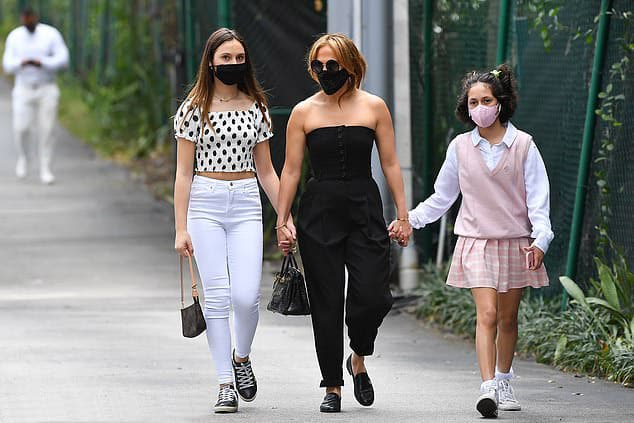 Дженнифер Лопес идет по улице держась за руки со своими дочерями