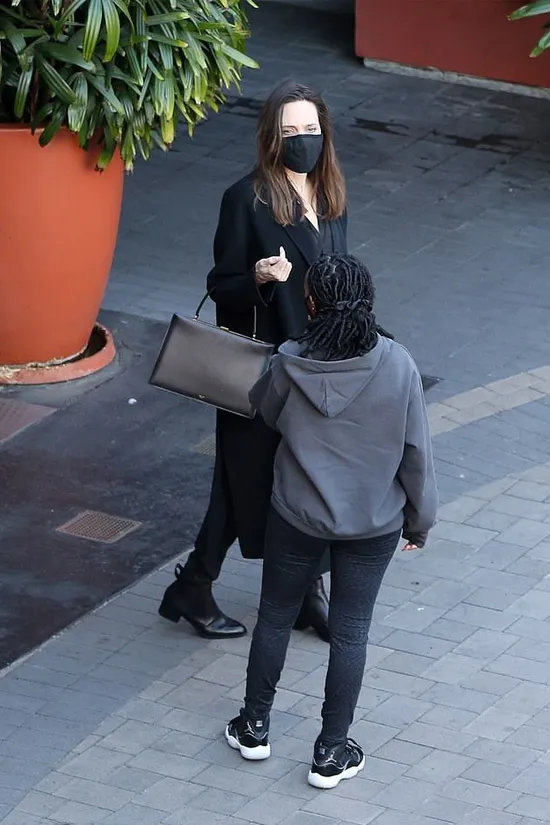 Анджелина Джоли в черном пальто