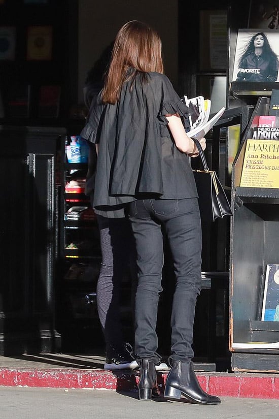 Анджелина Джоли в тонкой блузе и джинсах