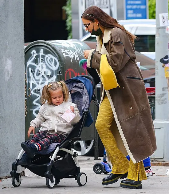 Само очарование: Ирина Шейк показала дочь в милой шапочке во время прогулки в Нью-Йорке