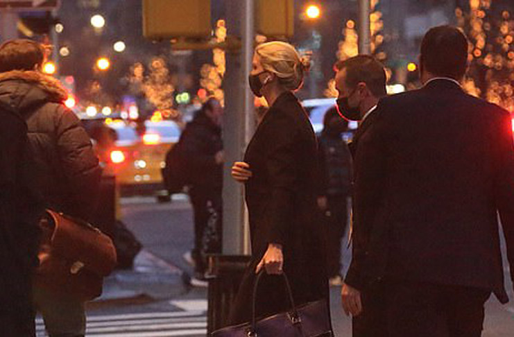 Иванка Трамп в брюках клеш, классическом пальто, замшевых ботильонах и большой сумкой