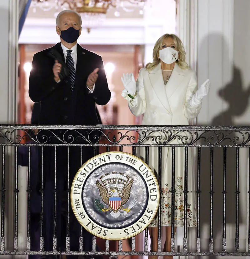 Джилл Байден в белом пальто на балконе Белого дома