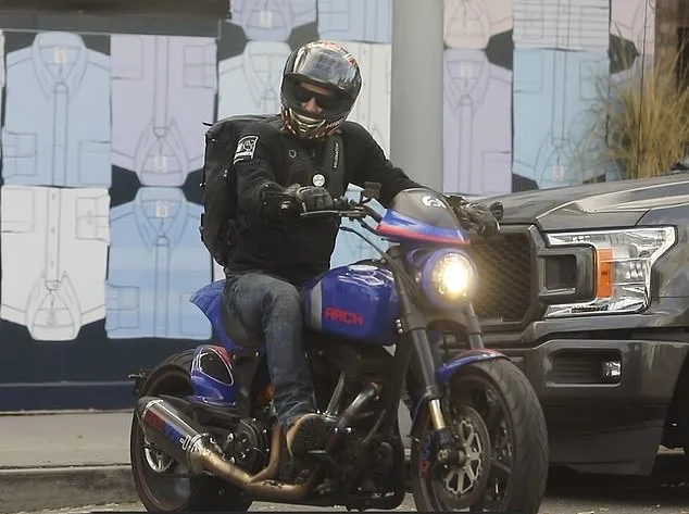 Киану Ривз едет на мотоцикле