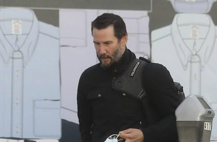 Киану Ривз с косматой бородой и практичных ботинках едет по Беверли-Хиллз на мотоцицле