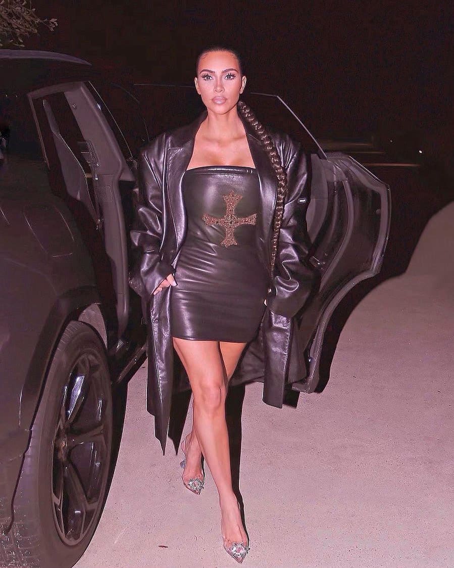 Ким Кардашьян в кожаном платье и плаще