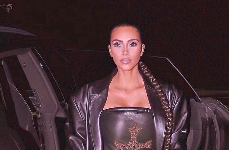 Ким Кардашьян в кожаном платье и фигурных лодочках появилась на улицах Лос-Анджелеса