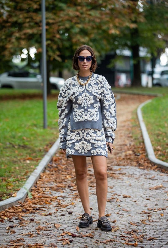Итальянская street style знаменитость демонстрирует отличный пример сочетания лоферов и короткой юбки
