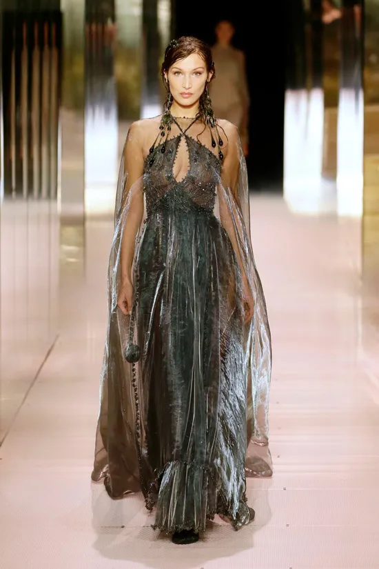 Белла Хадид в сером вечернем платье с блестками и прозрачной накидкой от Fendi