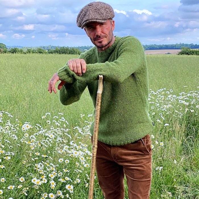 Дэвид Бекхэм в вельветовых брюках и зеленом свитере