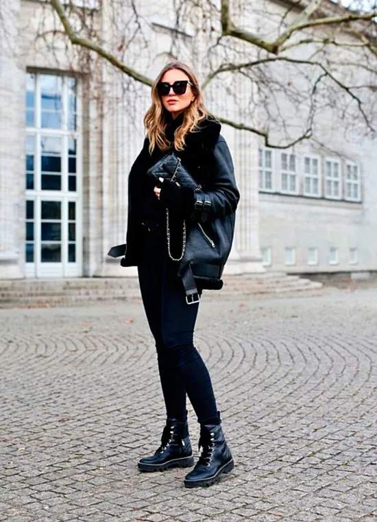 Девушка в черных джинсах, куртка дубленка и ботинки на шнуровке