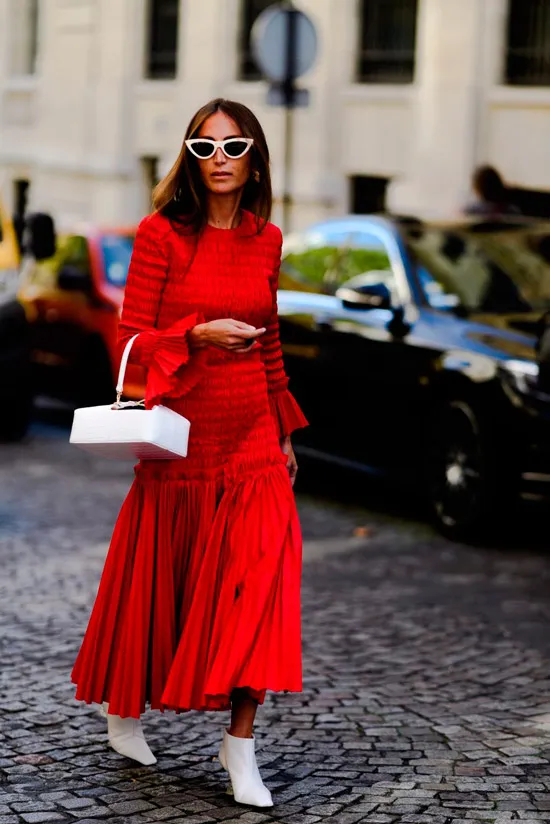 Девушка в красном длинном платье с длиными рукавами и белые туфли