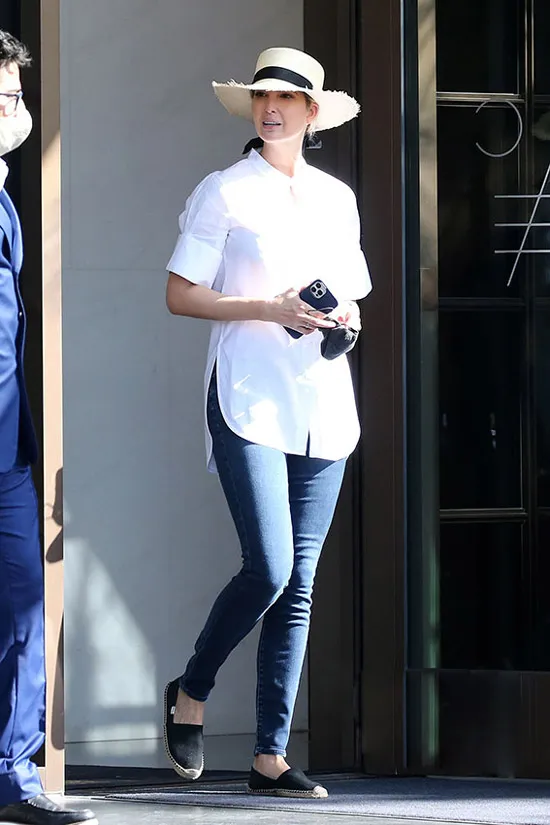 Иванка Трамп в белой удлиненной рубашке, синии джинсы скинни и соломенная шляпа