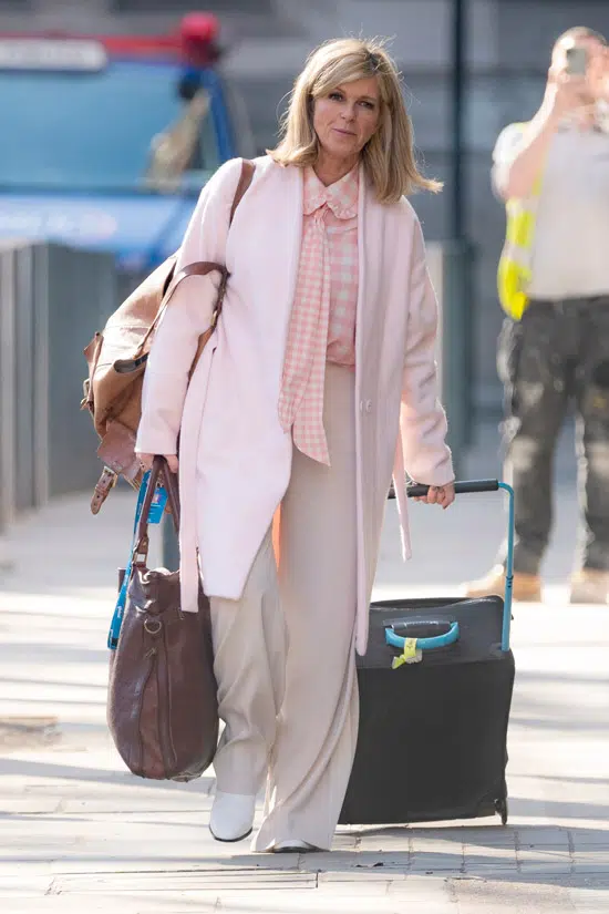 Кейт Гэррауэй в широких брюках и пальто