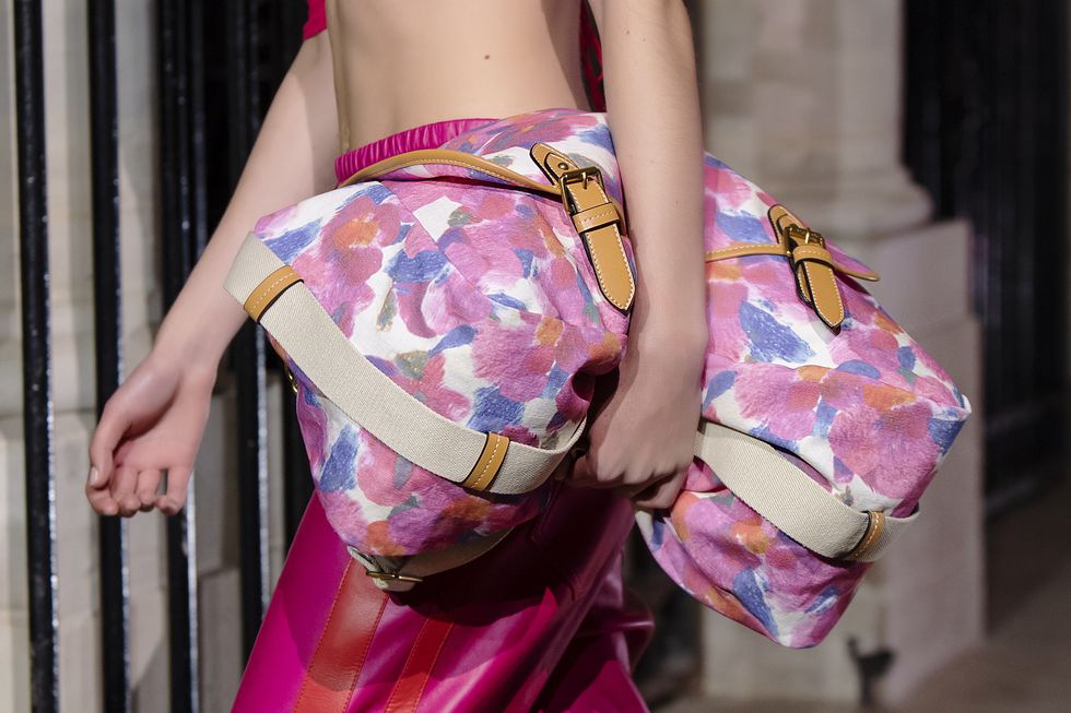 Модель Isabel Marant в розовых спортивных штанах и с объемной пятнистой сумкой