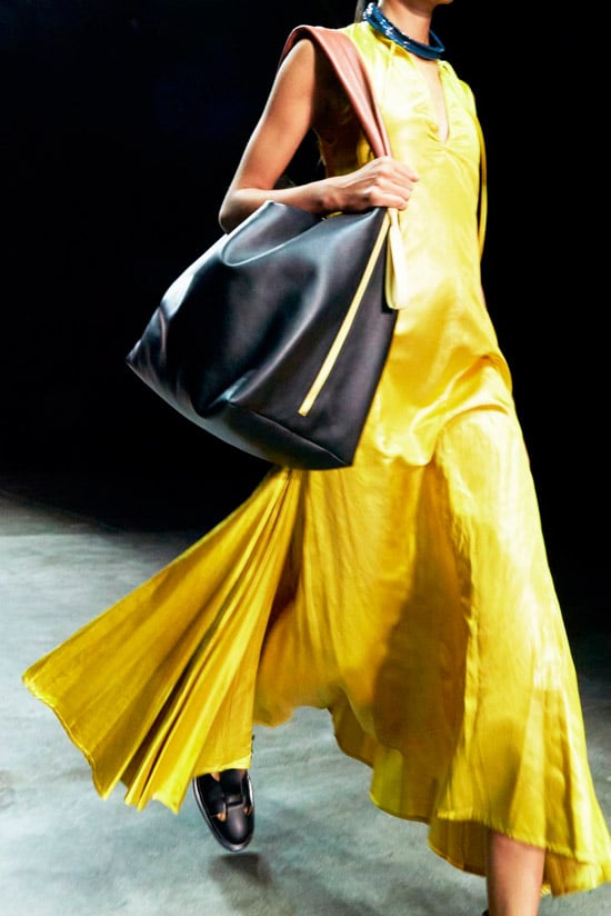 Модель Jil Sander в желтом длинном платье и с большой кожаной сумкой
