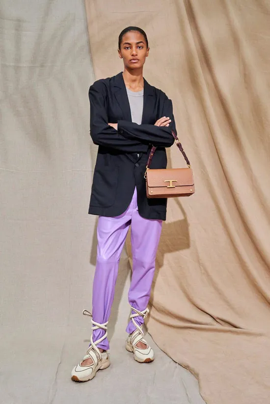 Модель в фиолетовых брюках, пиджак оврсайз и необычные кроссовки от tod-s