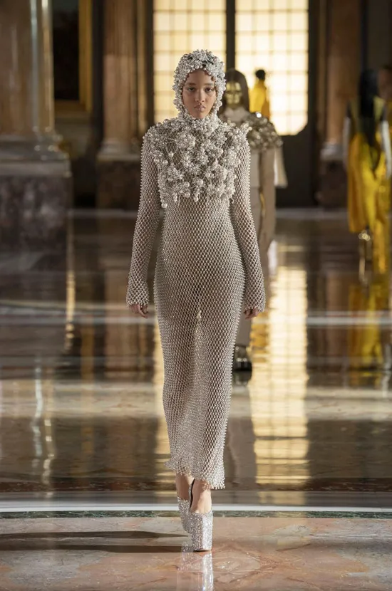 Модель в облегающем платье сетка от Valentino