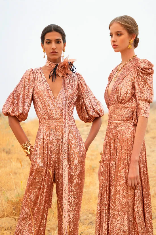Модель в очаровательном розово золото вечернем платье с плиссированной юбкой от Elie Saab
