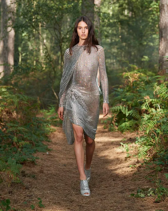 Модель в серебристом платье с пайетами и длинными рукавами от Burberry