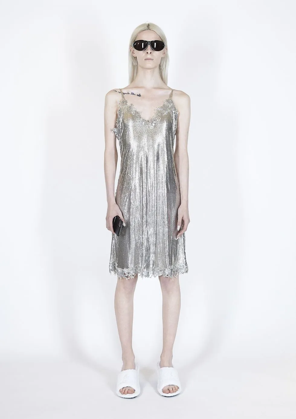 Модель в серебристом платье сарафан на бретелях от Balenciaga