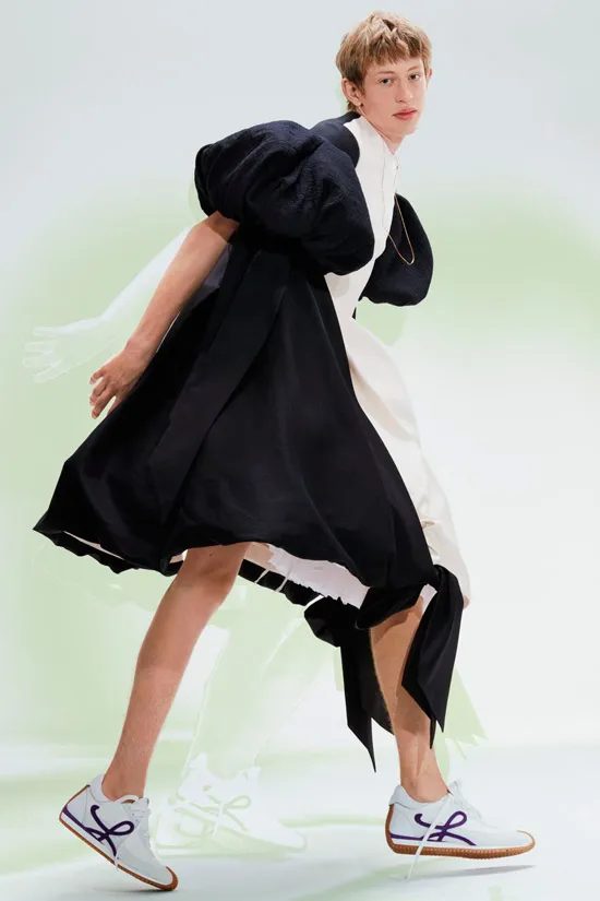 Модель в воздушном платье и белых кроссовках от loewe
