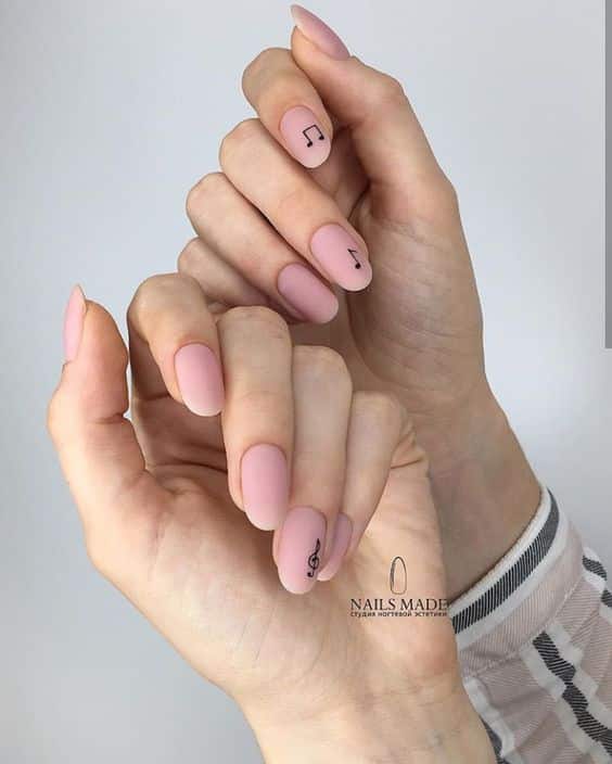 Нежно розовый маникюр на натуральных овальных ногтях