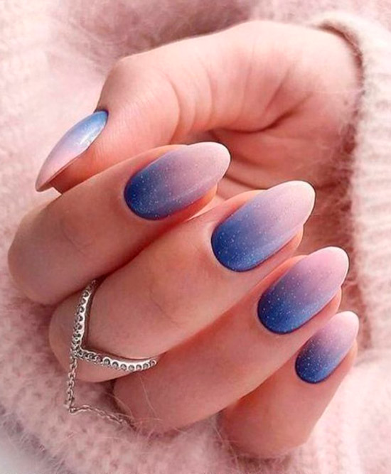 Синий градиентный маникюр на овальных ногтях
