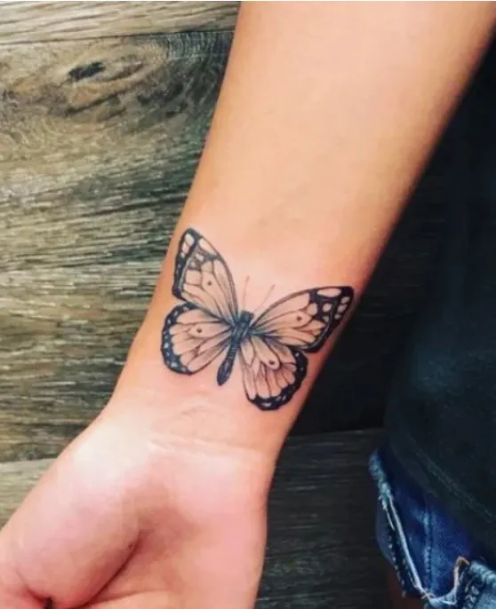 Татуировка на запястье в виде бабочки
