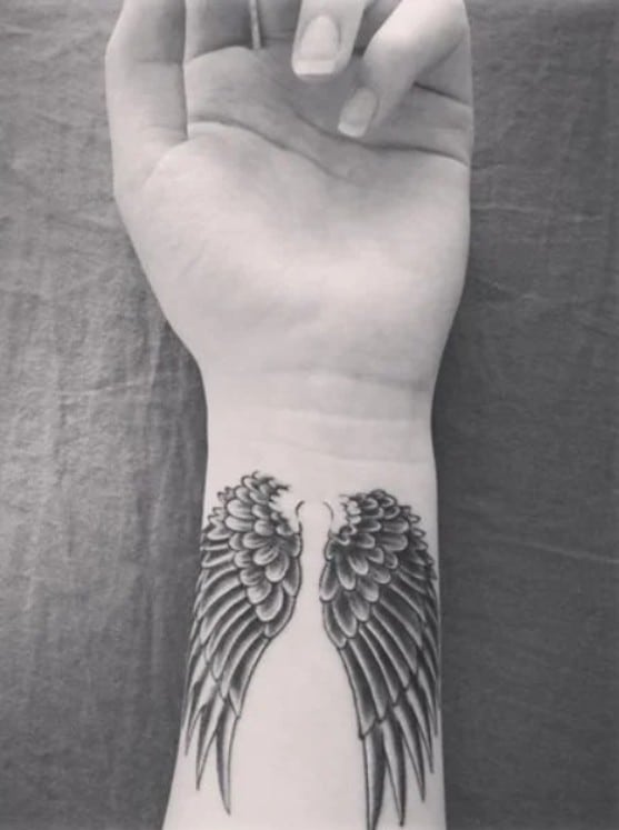 Татуировка на запястье в виде крыльев