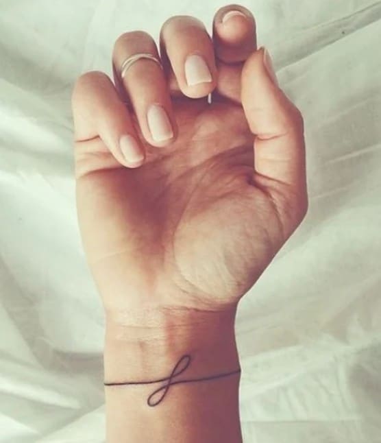 Татуировка на запястье в виде просто линии