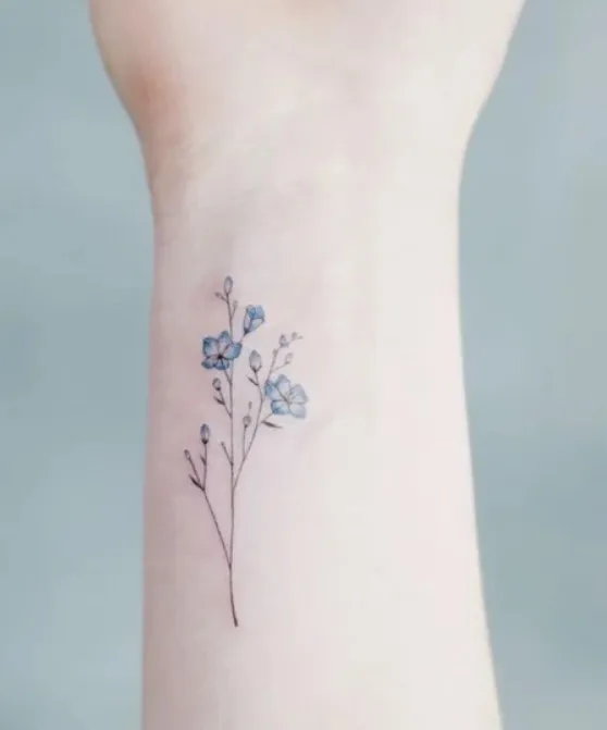 Татуировка на запястье в виде цветов