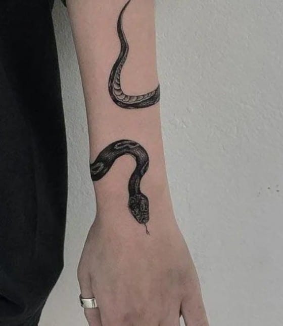 Татуировка на запястье в виде змеи