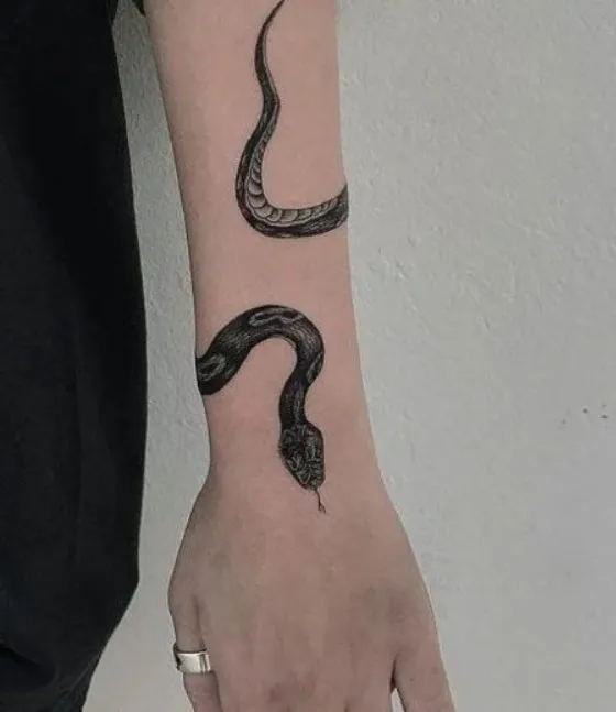 Татуировка на запястье в виде змеи