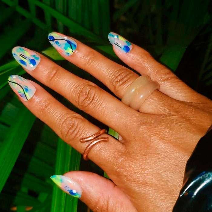 абстрактный разноцветный маникюр на овальных ногтях