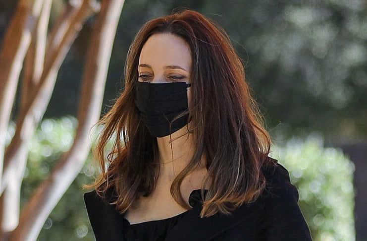 Анджелина Джоли в шикарном черном наряде посетила магазин и обрадовала фанатов