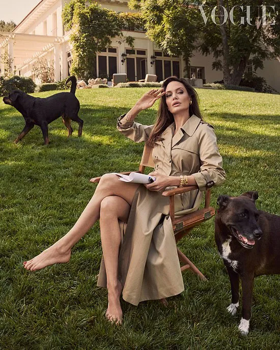 Анджелина Джоли в бежевом плаще на фотосессии Vogue
